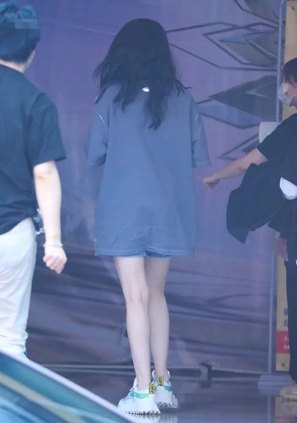 迪丽热巴@迪丽热巴录制《快本》被抓拍，T恤牛仔超时尚，终于暴露真实腿型