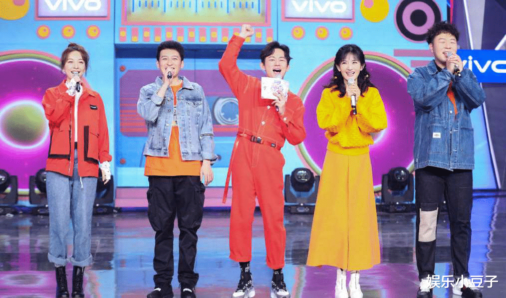 『快乐大本营』《快本》多让人失望？节目请来“淡黄的长裙”，网友：全程尴尬！