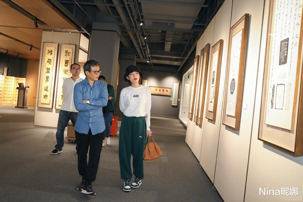 孙俪|孙俪假期独自看展真时髦，穿卫衣绿裤配渔夫帽，罕见大红唇让人看心动