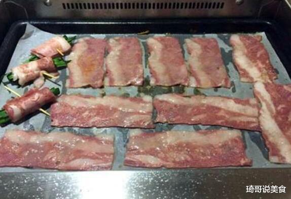 #烤肉#吃烤肉，服务员不停地问你“换纸不”，实际是在暗示你，不懂会笑