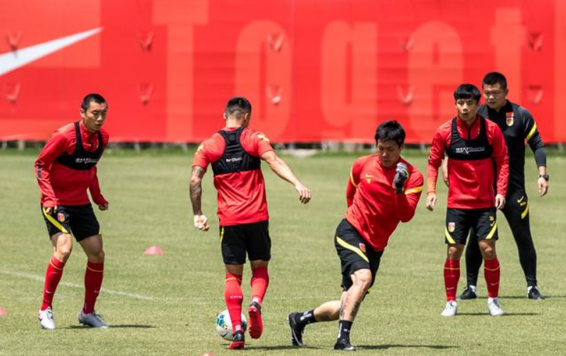 国足▲傍晚18点！李铁迎来重要利好消息，国足冲击世界杯又添新砝码