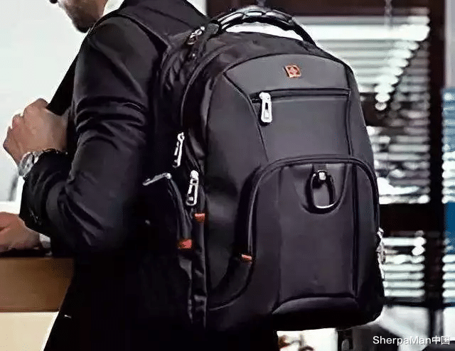 雷军|千亿雷军一只包包背5年，百元小米背出LV感，程序员真该学他