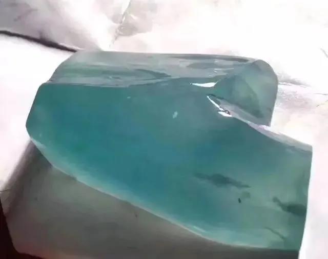 翡翠|原石切出极品蓝水翡翠，货主笑得都合不拢嘴了