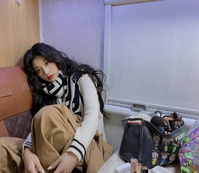 孔雪儿|孔雪儿房车里化妆,不料被一旁的化妆刷抢镜,网友:一个月没洗?