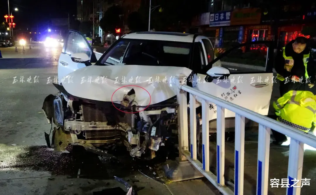 容县之声 凌晨,广西男子开车撞到护栏被困车内,救出后已无生命体征