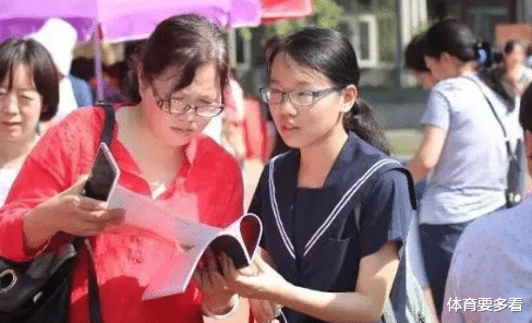 新野|录取通知书到手后，父母高兴打开看完却哭了，孩子无奈选择复读