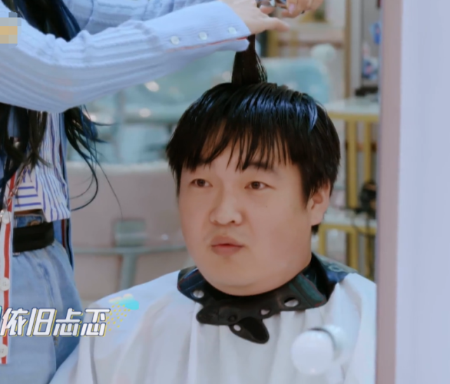 程潇|程潇亲自给经纪人做发型，修剪后烫发，效果堪比专业造型师