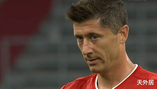 莱万|总分1-7大惨案！莱万2传2射独造4球踢疯了，把英超劲旅踢成筛子