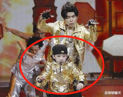 #春晚#记得曾经和周杰伦《春晚》飙舞的男孩吗？长大后玩“非主流”成这副模样