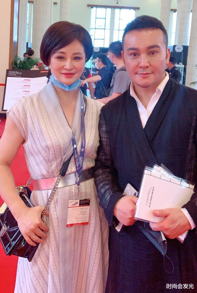 古风|毛戈平老婆近照曝光！歪戴礼帽贵气十足，夫妻“撞脸”更像亲兄妹