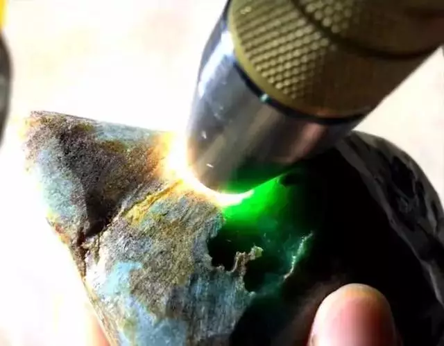 翡翠|100万拿下的?翡翠赌石，一刀切开货主直接跳起来！