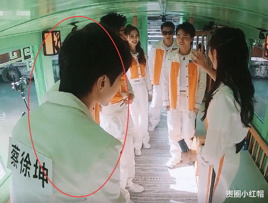 奔跑吧兄弟@怕鹿晗吃醋?关晓彤录制《奔跑吧》与所有成员打招呼,却唯独跳过了他