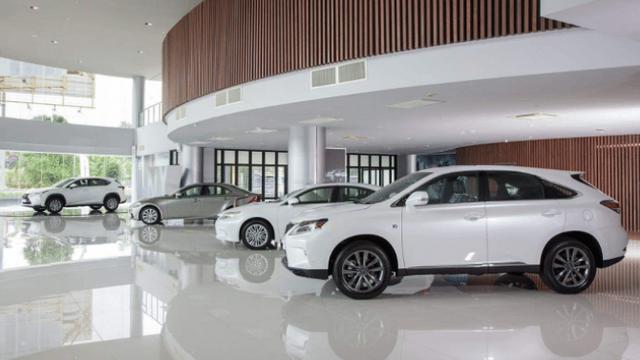 4s店@男子提车还没出展厅,就连人带车摔下二楼,4S店:随便闹,我无责