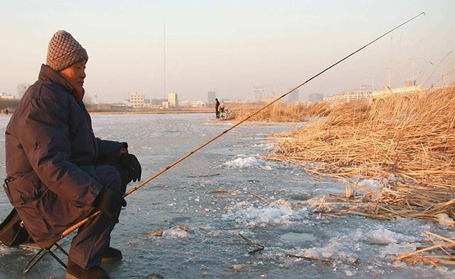 |冬季野外钓鱼，牢记“4小”原则，渔获少不了