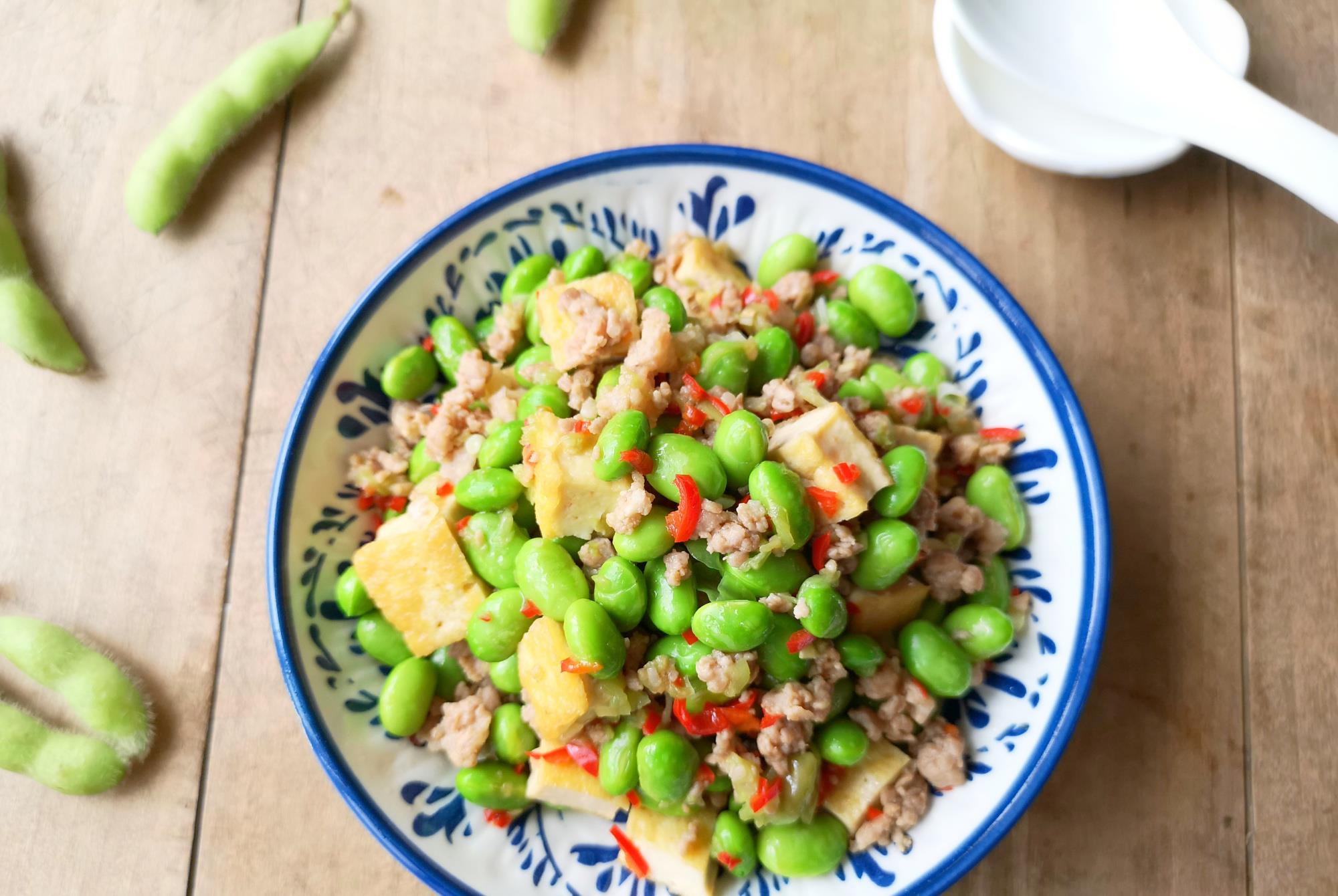 豆腐@5月的当家菜，钙铁含量都很高，简单一炒味道极鲜，最适合孩子