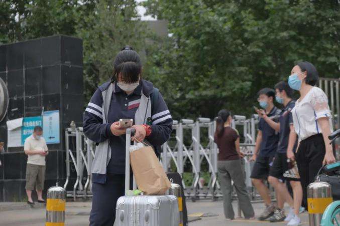 「北京市」2省市再次叫停开学，放假成了变“暑假”，老师无奈，家长担心！