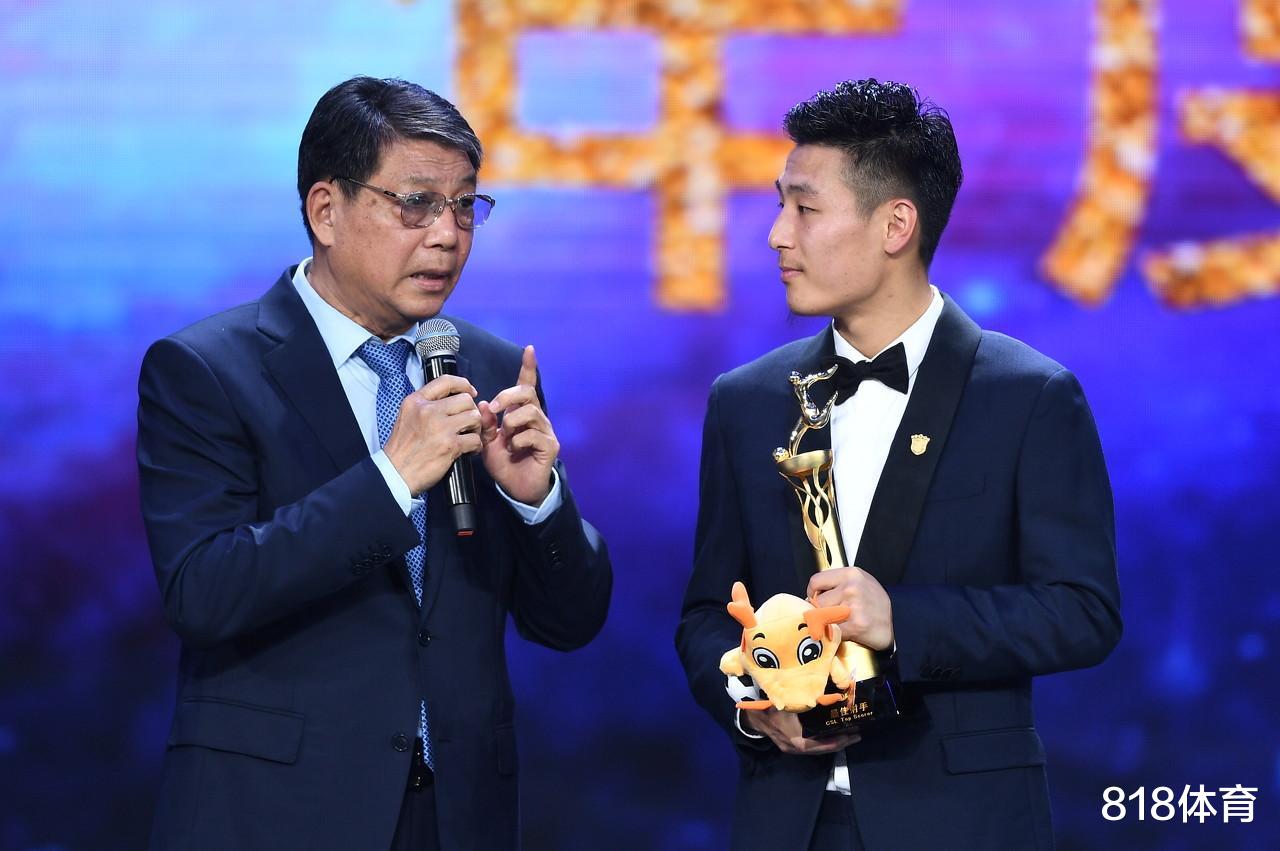 「武磊」共患难！武磊确诊新冠妻子不离不弃，照顾他生活，父母带孩子住他处