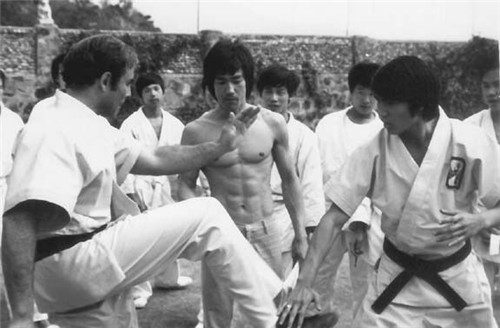 李小龙|李小龙肌肉照：体脂率仅3%，一秒踢6脚打9拳，后背练出“圣诞树”