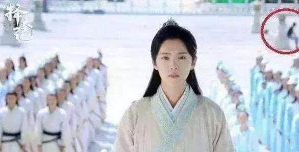 冯小刚|“尬性”穿帮镜头，孙俪在干啥？网友： 最后一个笑了三天