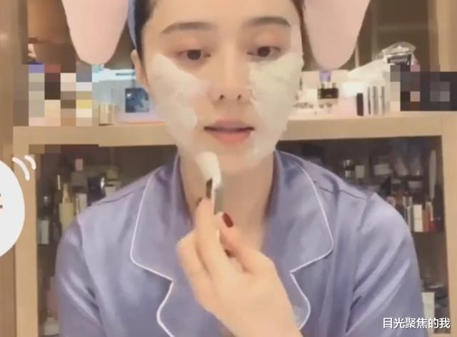 『护肤』范冰冰梳妆台前护肤，却被身后化妆柜抢镜，有钱人的乐趣我不懂