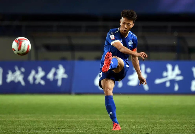 中甲：中甲又一“豪门”诞生，新辽足狂签12强援冲超？恒大国脚前锋领衔