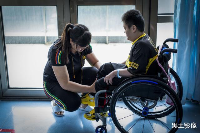 黑土影像|安徽一2岁男孩坐个板凳不小心摔进ICU，婆婆用鞋底怒抽儿媳脸