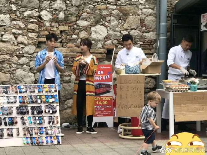 「摆摊」杨紫李现白宇王俊凯李易峰陈伟霆白敬亭，全员摆摊，地摊经济火了