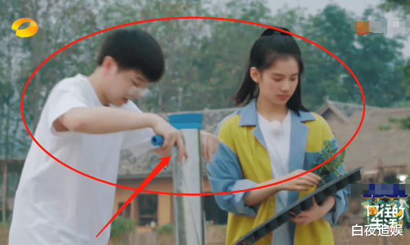 [张子枫]《向往4》嘉宾种瓜苗，镜头扫过张子枫的裤脚，是不是真干活很明显