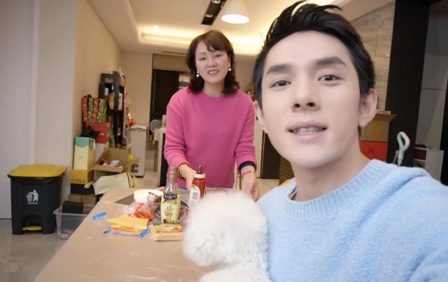 李佳琦|李佳琦的家大公开,口红墙让女生羡慕不已,大家都被浴室所吸引