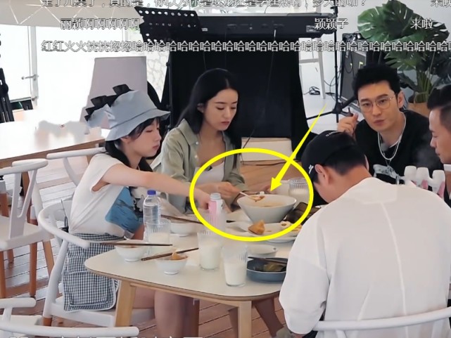赵丽颖|赵丽颖把喝剩的汤倒进盘里，李浩菲满脸嫌弃，黄晓明反应暴露情商