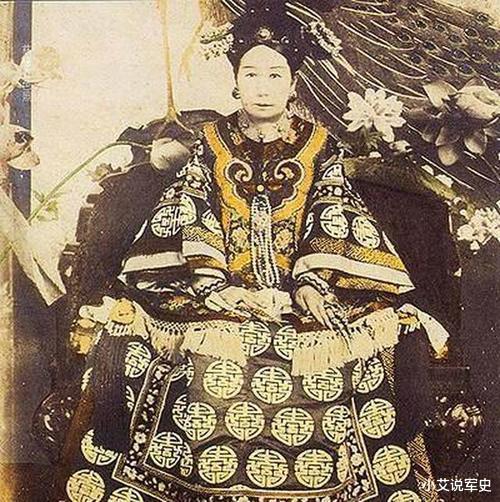慈禧太后|慈禧年轻时有多美？把容貌修复到25岁，网友：她俩是同一个人？