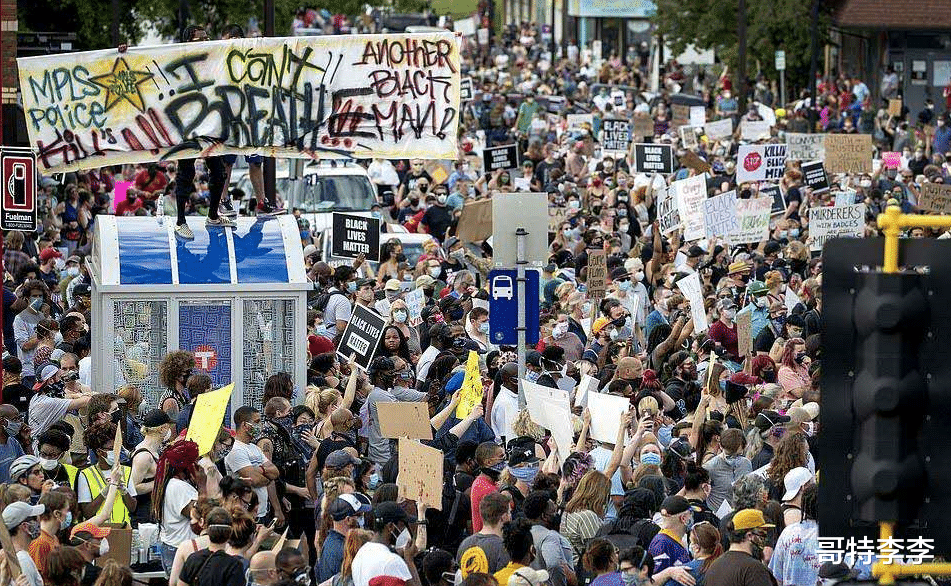 「美国」美国警察跪压非裔男子死亡后续！民众暴力抗议洗劫超市、围攻警车！