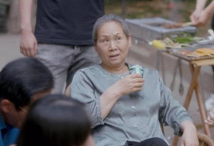 苇青|儿子意外将母亲带入演艺圈，如今母亲红遍全国，儿子却已无戏可拍