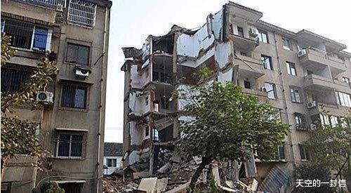 「」业主装修不顾安全,疑似砸掉承重墙,网友:这样装修能睡得香?