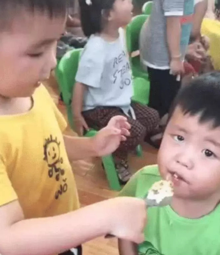 不省心舅舅火了！外甥与舅舅幼儿园同班，舅舅“待遇”不一般