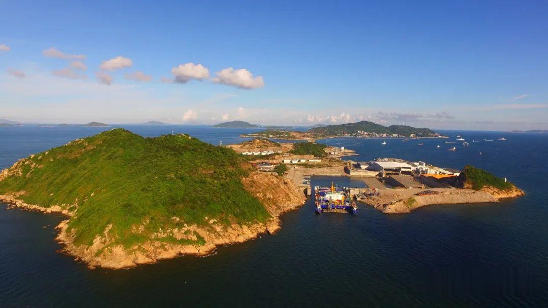 人工岛|8万吨“巨无霸”在海底完美接了个“吻”！