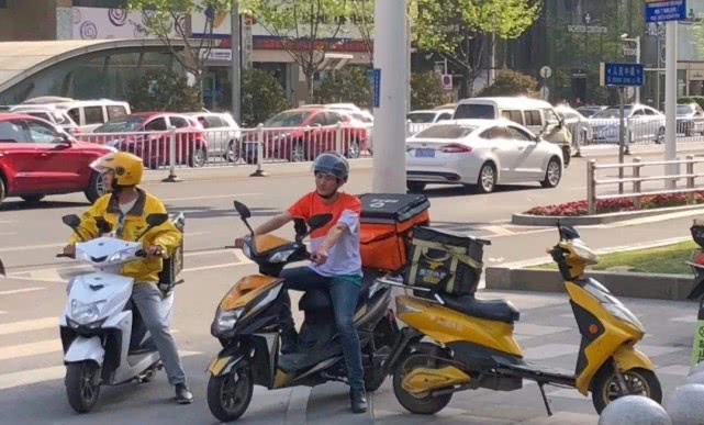 快递@外卖、快递员遍地，工厂用工“荒”普遍，曹德旺：年轻人不能这样