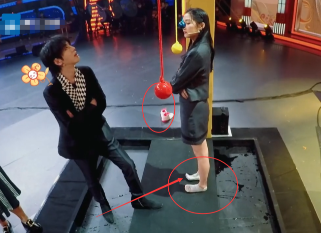 关晓彤@关晓彤录节目脱鞋，没引起观众注意，谁知脚部动作成功引热议