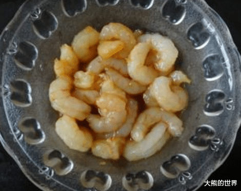 『饺子』夏季吃饺子，白菜韭菜全靠边，它价格平民，味鲜汁多，男女都爱吃