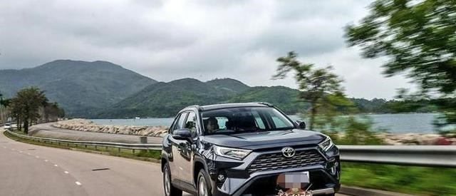 福特嘉年华ST|开完丰田汉兰达，再换到新款RAV4荣放上，对比后憋一肚子话要说！