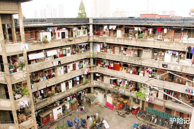 周星驰|上海闹市的“猪笼城寨”，周星驰曾在这里取过景，如今怎么样？