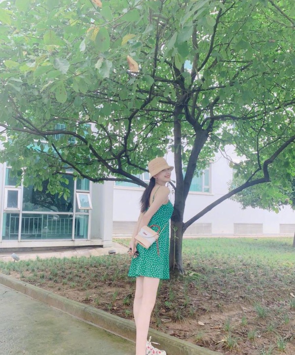 『郑爽』孙怡的腿瘦到变形，堪比之前暴瘦的郑爽，腿精女孩私下如何打扮