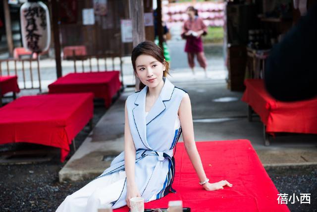 马甲■董洁的高级感真让人服气!穿长款马甲扎低马尾凹造型,气场十足