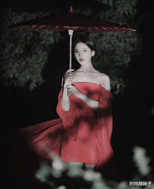 赵露思|赵露思减肥成功露面，瘦出尖下巴太抢眼，越看越像杨幂了