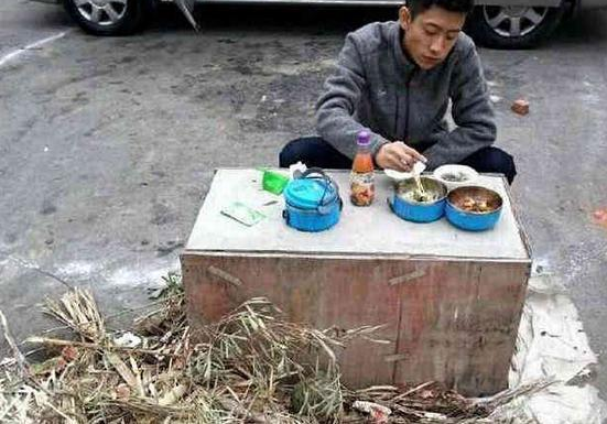 张一山|看看张一山在片场吃饭, 再看一下吴京和周星驰, 网友: 怪不得能火那么久!