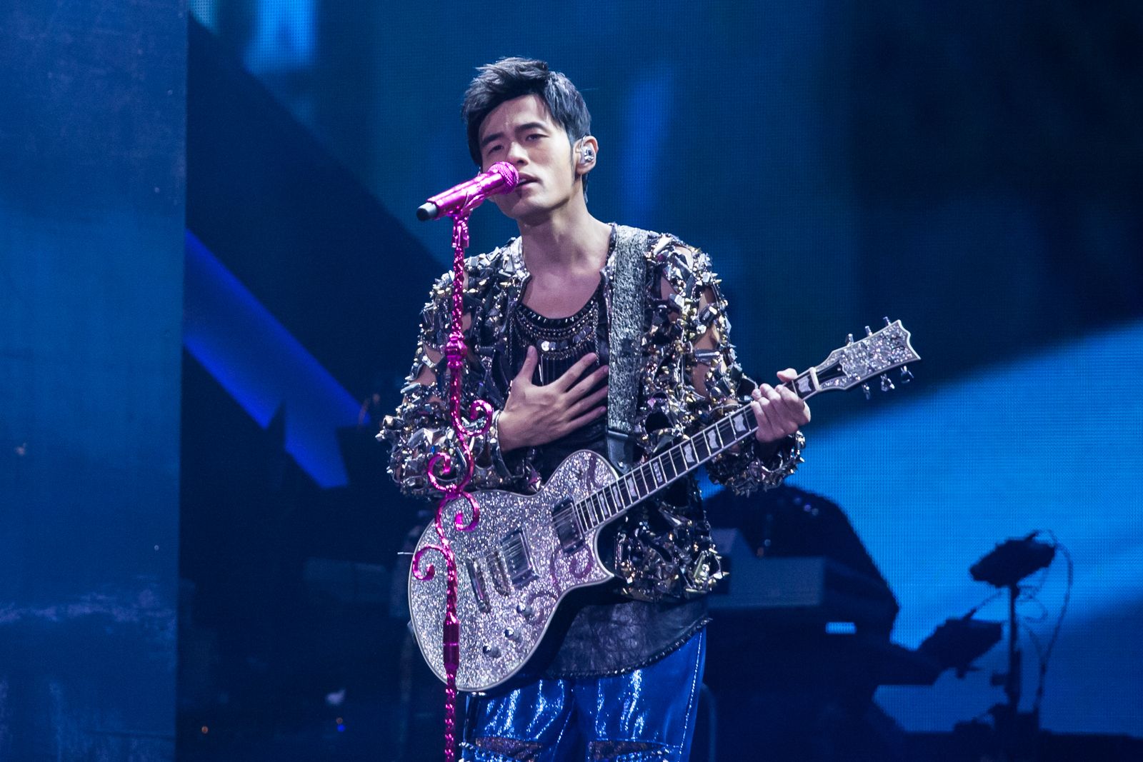 周杰伦|那个男人带着黑胶唱片来了，价值7000元，你会为20年青春买单吗？