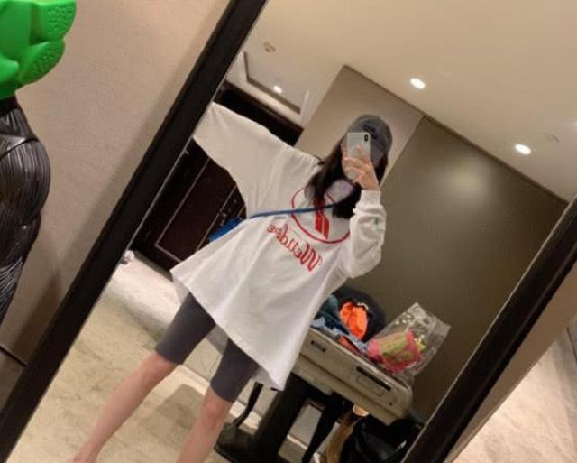 #Uzi#UZI女友“放飞自我”当众穿上瑜伽裤，看到腿型那刻，太美啦