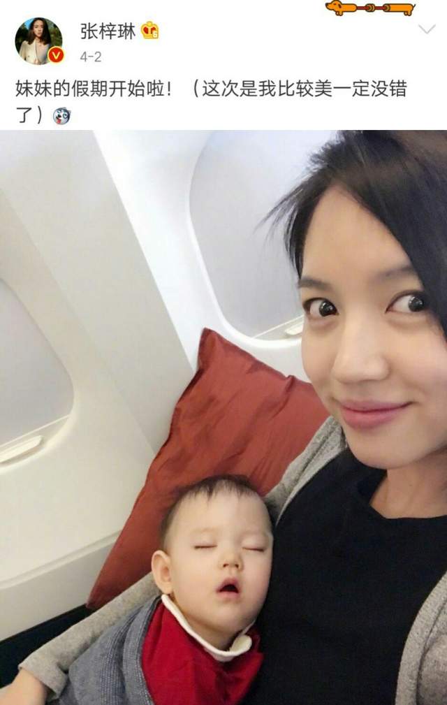 张梓琳|张梓琳晒女儿玩雪照，4岁半Evelyn长发及腰，身高优越