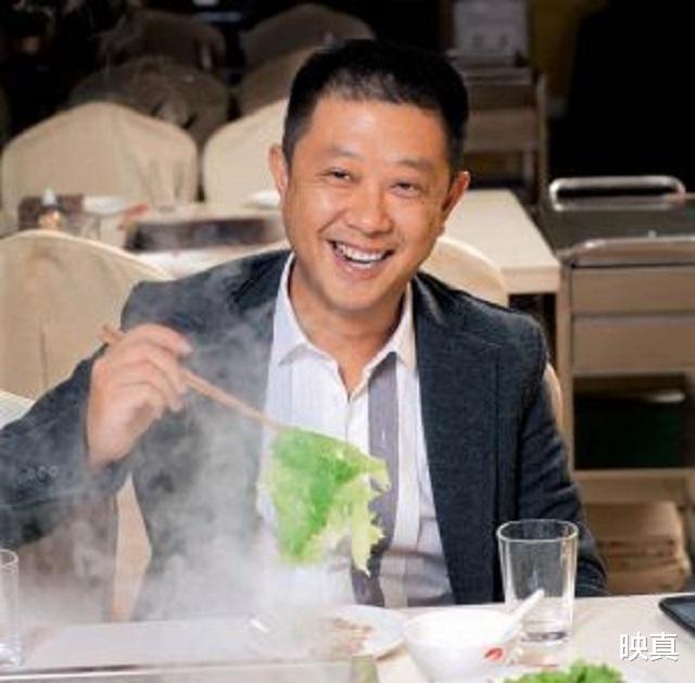 映真|昔日四川人成新加坡首富，靠四张桌子创业成功，张勇经历了什么？