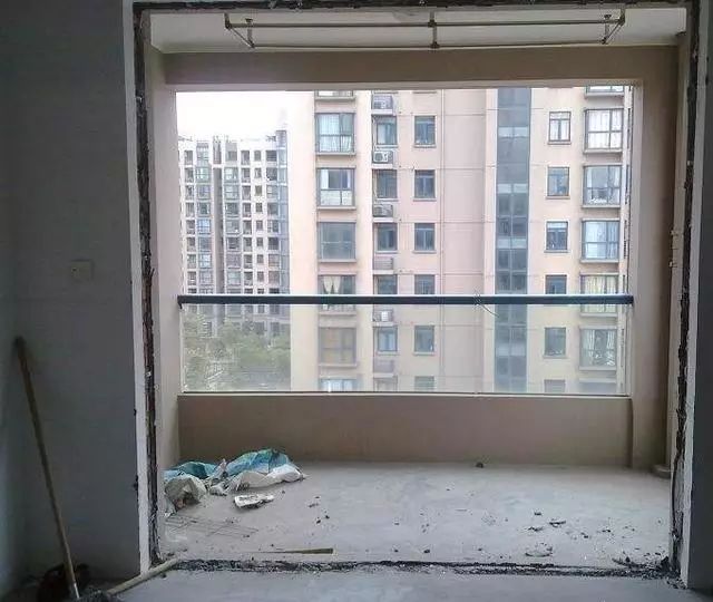 ▲客厅和阳台打通后，窗帘这样挂才更美观又实用！你家挂对了吗？